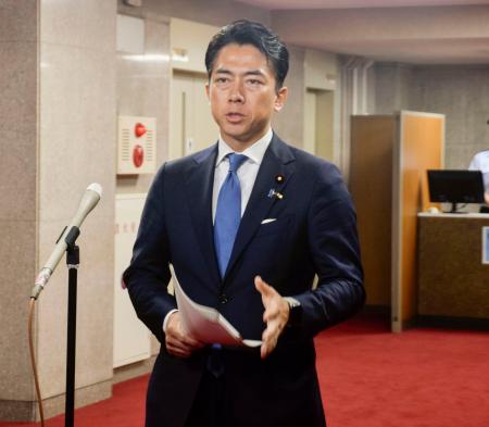 記者団の取材に応じる小泉農相＝２０日午前、農水省