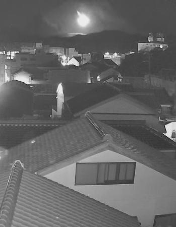 和歌山県那智勝浦町に設置した定点カメラが捉えた、火球とみられる光の玉＝１９日午後１１時８分（赤外線映像）