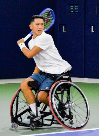 練習を公開した車いすテニス男子の小田凱人＝名古屋市