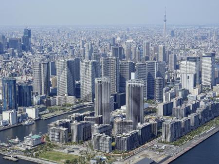 東京都中央区の湾岸エリアに並ぶマンション＝４月