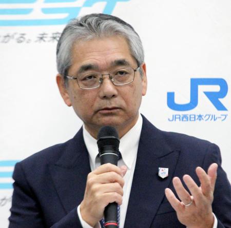 記者会見するＪＲ西日本の倉坂昇治社長＝２０日午後、大阪市北区