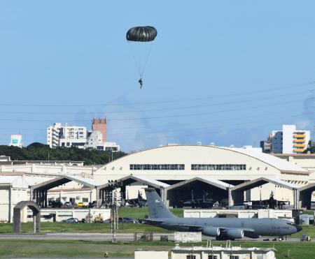 米空軍が嘉手納基地で実施したパラシュート降下訓練＝２０日午後