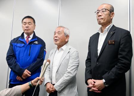 会合後、取材に応じる石川県輪島市の坂口茂市長（右）ら。左は馳浩知事＝２０日午後、輪島市