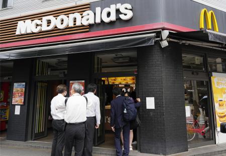 マクドナルドの店舗＝２０２４年７月、東京都内