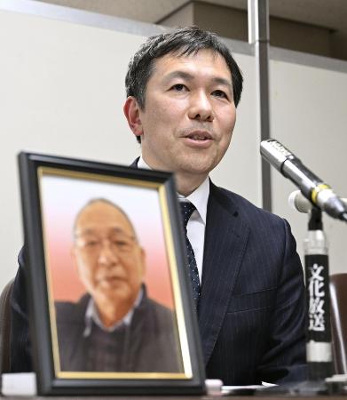 昨年３月、父の遺影を前に記者会見する「大川原化工機」元顧問相嶋静夫さんの長男＝東京・霞が関の司法記者クラブ