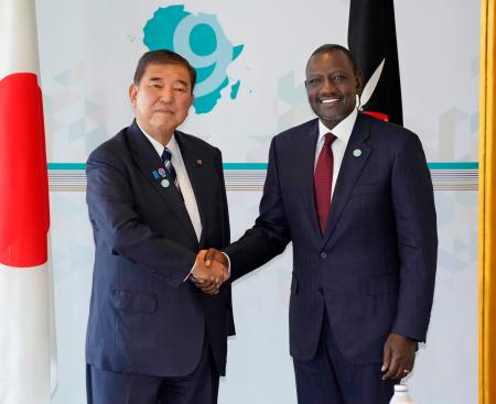 会談前に、ケニアのルト大統領（右）と握手する石破首相＝２０日午前、横浜市