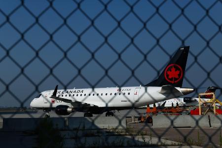 カナダ・トロントのピアソン国際空港に駐機するエア・カナダ機＝１４日（ゲッティ＝共同）