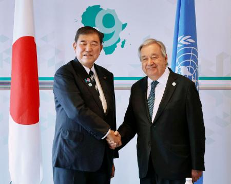 会談前に握手する国連のグテレス事務総長（右）と石破首相＝２０日午後、横浜市（代表撮影）