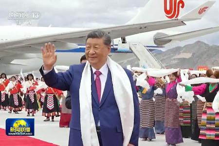 中国チベット自治区の空港に到着した習近平国家主席。中国国営中央テレビが２０日放映した（同テレビの映像から、共同）