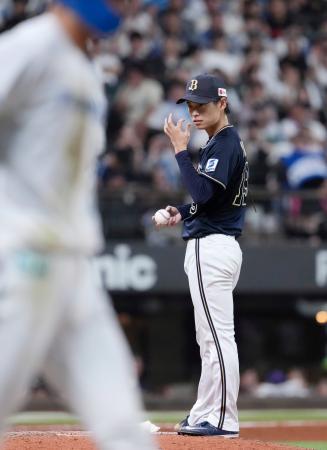 ６回、日本ハム・石井（手前）に二者連続となる押し出し四球を許したオリックス・山岡＝エスコンフィールド