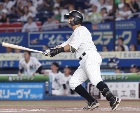 ７回ロッテ２死二、三塁、山口が左中間に勝ち越し３ランを放つ＝ＺＯＺＯマリン