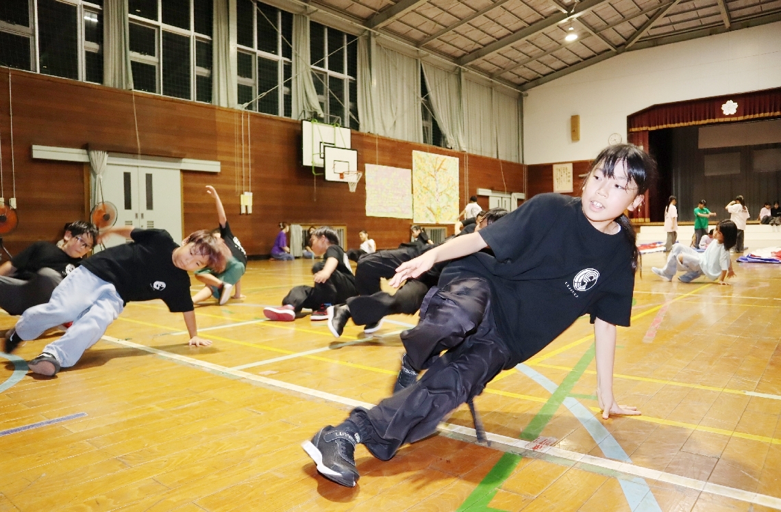 基本の動作を繰り返し、技を身に付ける小学生＝宇佐市八幡小体育館