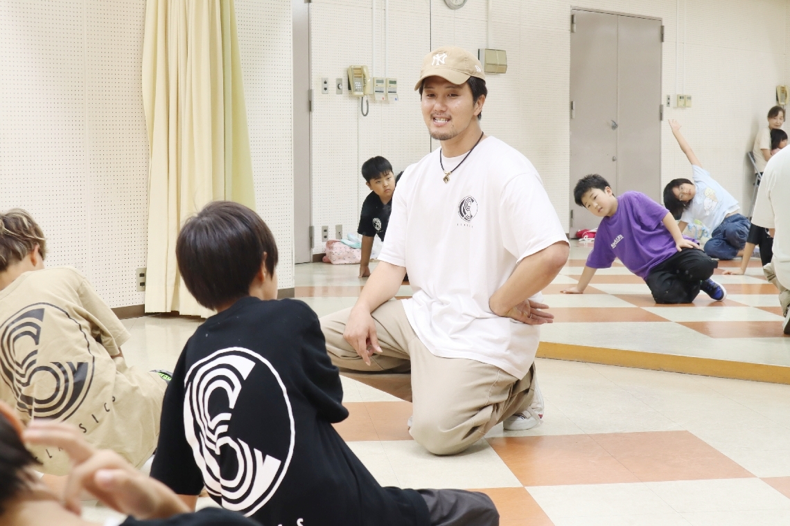 鏡の前で生徒らに声をかけながら指導する徳岡亮介さん（中央）