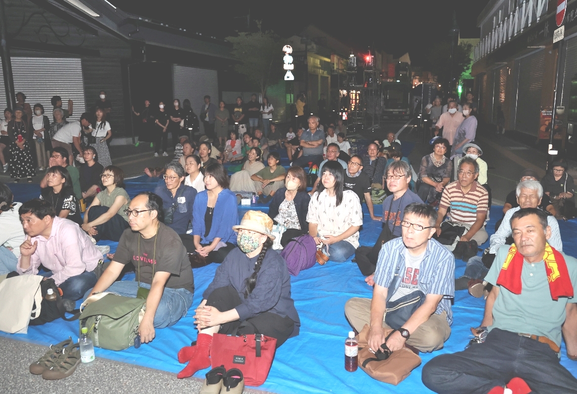 湯布院映画祭の前夜祭に集まった観客＝２１日夜、由布市湯布院町のＪＲ由布院駅前