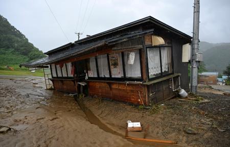 秋田県仙北市で、大雨のため流された店舗＝２０日午後２時４１分
