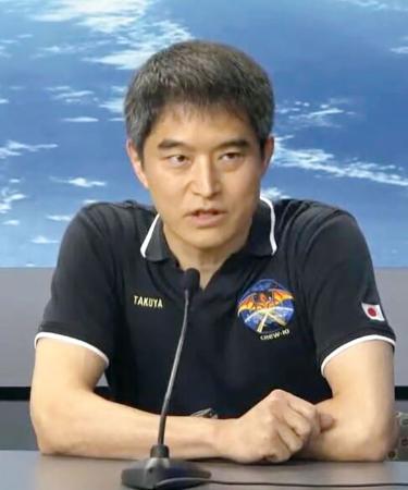 ジョンソン宇宙センターで記者会見する大西卓哉飛行士＝２０日、米テキサス州（ＮＡＳＡの中継から・共同）