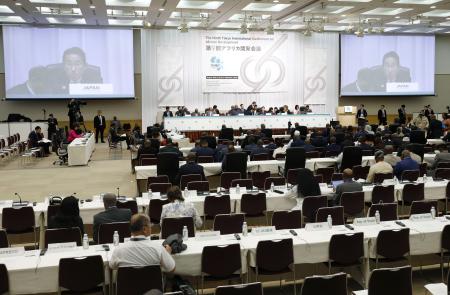 横浜市で開かれたアフリカ開発会議（ＴＩＣＡＤ）の２日目の会合＝２１日午前