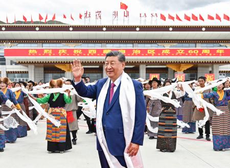 ２０日、中国チベット自治区ラサに到着した習近平国家主席（新華社＝共同）