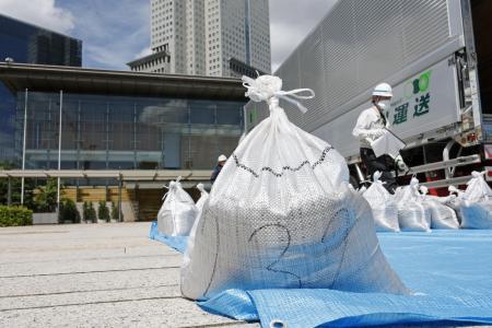 首相官邸に運び込まれた福島第１原発事故に伴う除染土＝７月