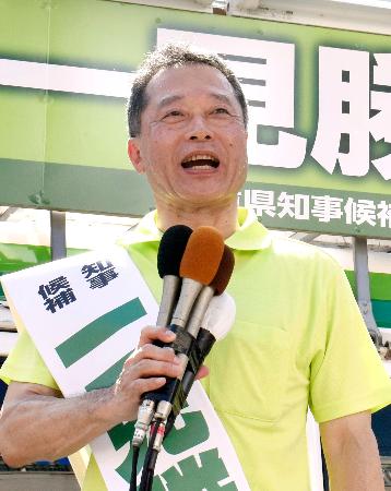 三重県知事選が告示され、第一声に臨む一見勝之氏＝２１日午前、ＪＲ津駅前