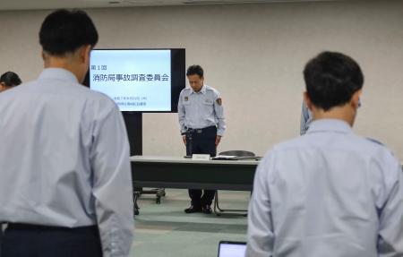 大阪・道頓堀のビル火災を巡る事故調査委員会の初会合で、黙とうする出席者＝２１日午前、大阪市西区
