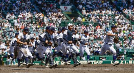 山梨学院に勝利し、駆け出す沖縄尚学ナイン＝甲子園