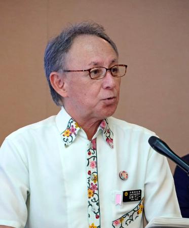 定例の記者会見をする沖縄県の玉城デニー知事＝２１日午前、沖縄県庁