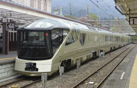 ＪＲ東日本の豪華寝台列車「トランスイート四季島」＝２０１７年５月