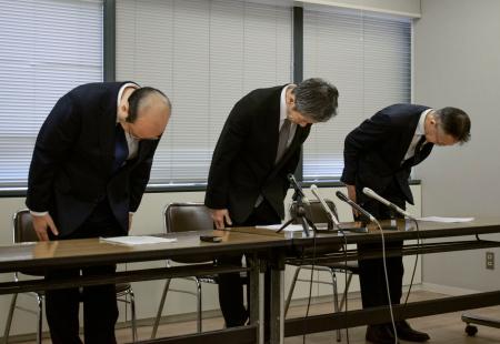 患者が死亡した医療事故について謝罪する神戸市立西神戸医療センターの北垣一院長（中央）ら＝２１日午後、神戸市役所