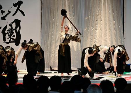 優勝した長野県松本蟻ケ崎高の演技＝２１日午後、大阪市此花区の夢洲