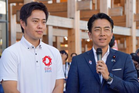 大阪・関西万博の会場を視察後、記者団の取材に応じる小泉農相（右）と大阪府の吉村洋文知事＝２１日午後、大阪市此花区の夢洲