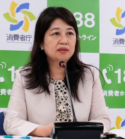 定例記者会見をする消費者庁の堀井奈津子長官。日本マクドナルドに販売方法の改善を要望したと明らかにした＝２１日午後、消費者庁