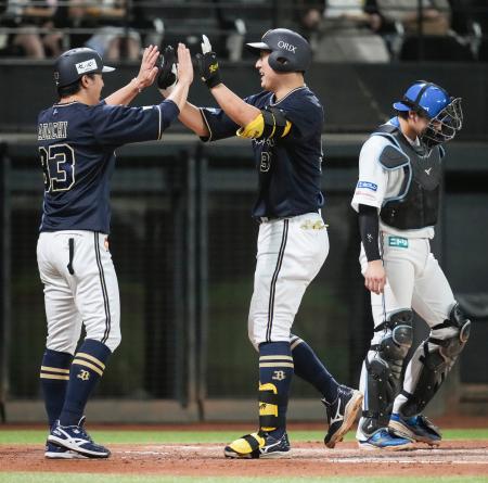 ２回、２ランを放ちコーチ（左）とタッチを交わすオリックス・杉本＝エスコンフィールド