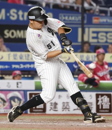 ４回ロッテ２死一、三塁、山口が左越えに３ランを放つ。２０日の試合から４打席連続本塁打とし、パ・リーグ記録に並んだ＝ＺＯＺＯマリン