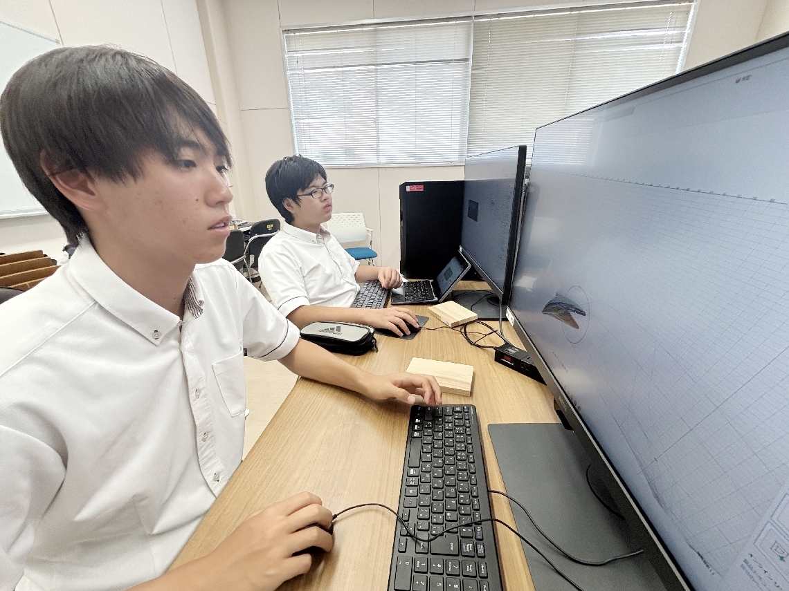 機械電気工学の講義を受ける高校生＝大分市一木