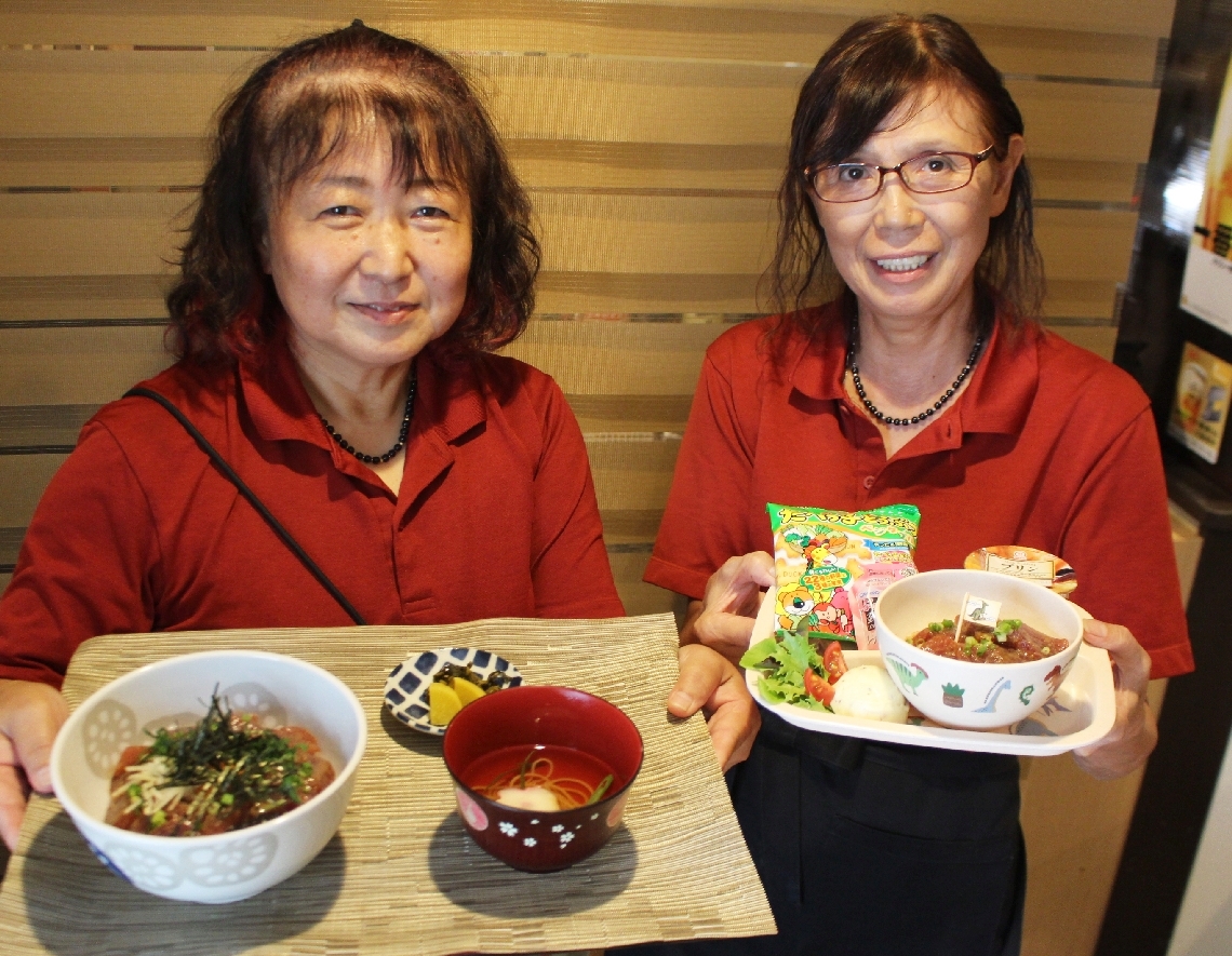 こだわりのひゅうが丼を提供する麻生貴子店長（左）ら＝津久見市中央町のビストロカフェ「華うさぎ」