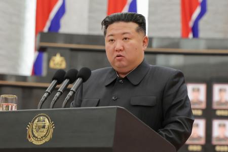 朝鮮人民軍の海外作戦部隊の武勲をたたえる表彰式で演説する北朝鮮の金正恩朝鮮労働党総書記＝平壌（朝鮮中央通信＝共同）