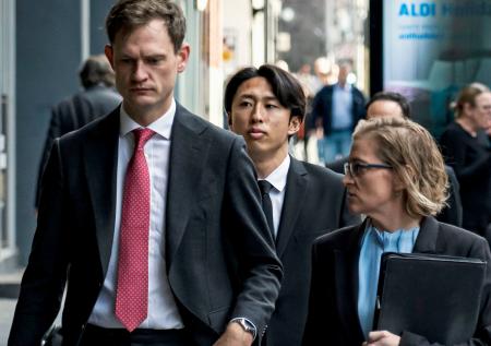 オーストラリア・メルボルンの裁判所に入る檀崎竜孔被告（中央）＝２２日（共同）