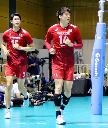 ランニングする石川祐希（右）＝２２日、東京都北区