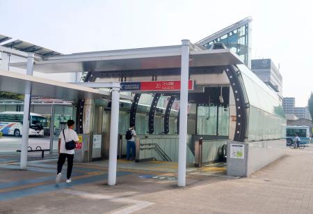 つくばエクスプレスつくば駅の出入り口＝２２日午後、茨城県つくば市