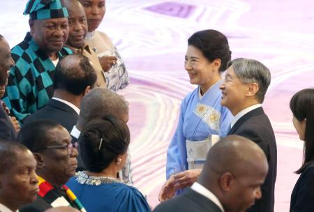 第９回「アフリカ開発会議（ＴＩＣＡＤ）」で来日中の各国首脳夫妻らと懇談される天皇、皇后両陛下＝２２日午後、皇居・宮殿（代表撮影）