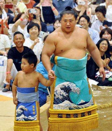 地元の福島市で行われた大相撲の夏巡業で、長男とともに土俵入りする若隆景