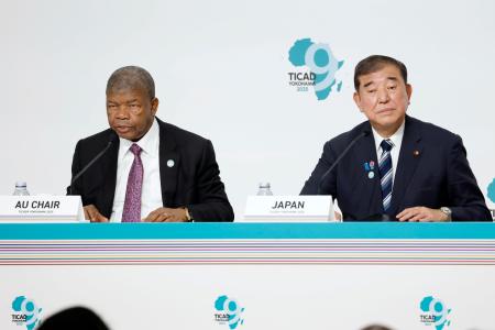 第９回「アフリカ開発会議（ＴＩＣＡＤ）」で共同議長を務めた石破首相（右）と、共同記者会見するアンゴラのロウレンソ大統領＝２２日午前、横浜市
