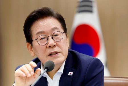 ２２日、ソウルの韓国大統領府で開いた会議で発言する李在明大統領（聯合＝共同）