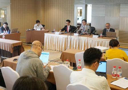 記者会見する中国日本商会の本間哲朗会長（奥右から２人目）ら＝２２日、北京（共同）
