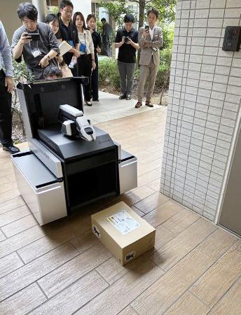 置き配で宅配便を届けるロボット＝２２日午後、千葉県浦安市