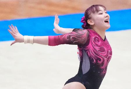 床運動で演技する宮田笙子＝青森県武道館（ゲッティ＝共同）