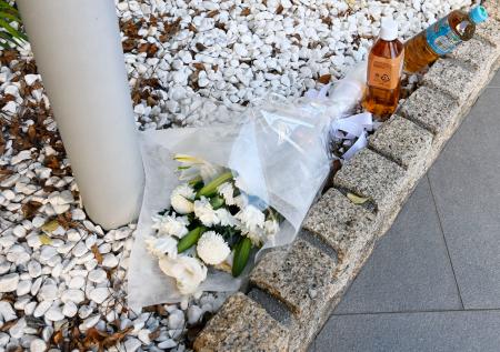 住人の女性が刺殺されたマンションに供えられた花束など＝２２日午後５時１１分、神戸市中央区