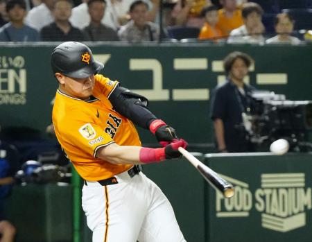 ３回巨人２死、岡本が左中間に先制ソロを放つ＝東京ドーム
