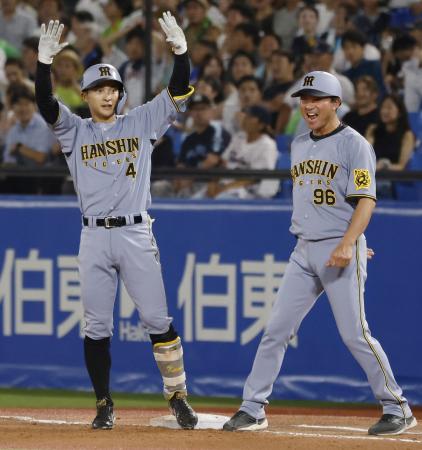 １０回、勝ち越しの２点打を放ち喜ぶ阪神・熊谷（左）＝神宮
